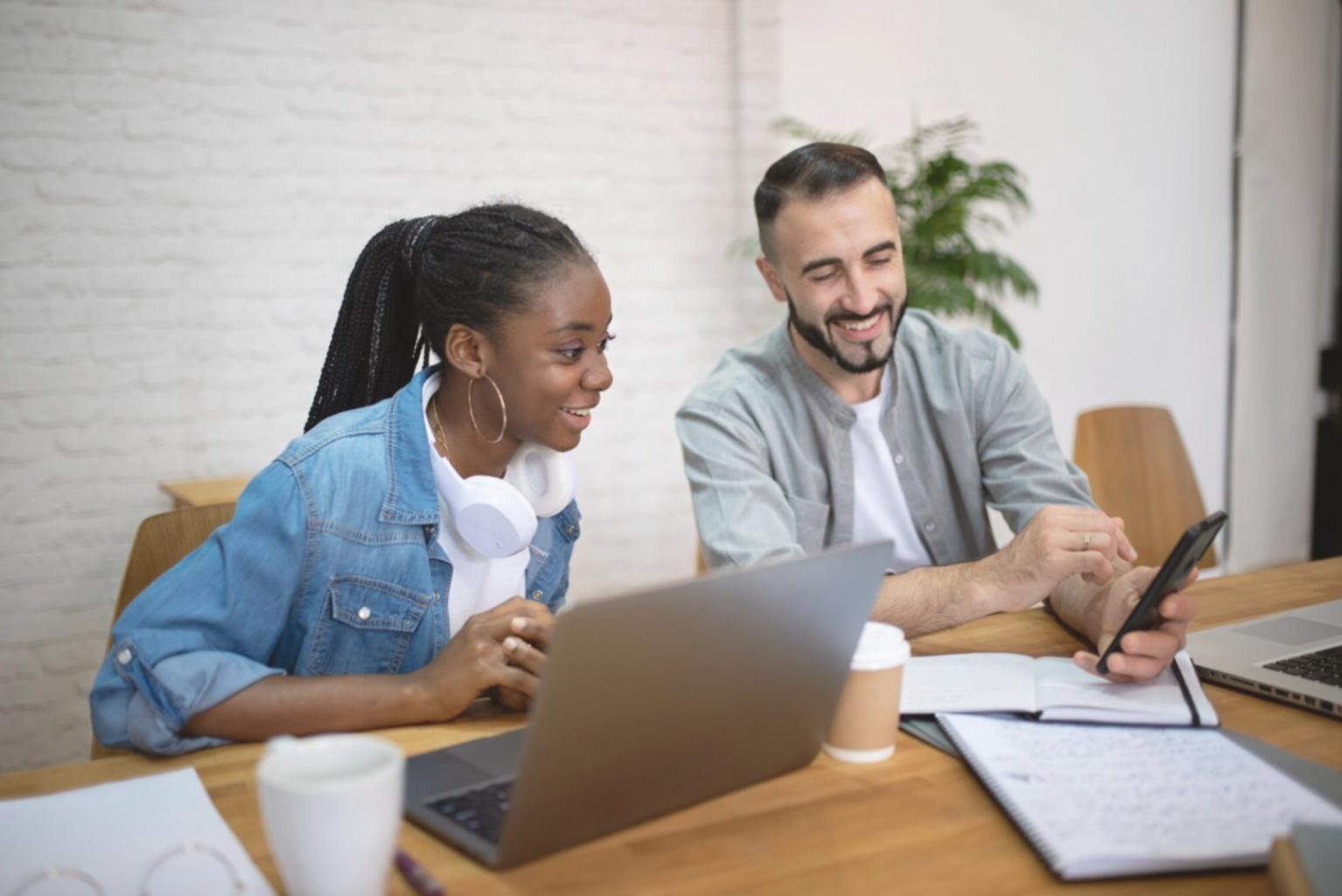Personne travaillant sur ses finances personnelles avec calculatrice et documents